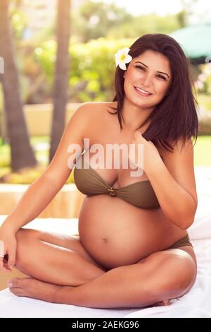 Femme enceinte sur la plage Banque D'Images