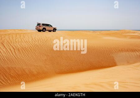 Véhicule hors route sur des disques durs, des dunes de sable du désert, safari dans le désert Wahiba Sands Rimal, Oman Banque D'Images