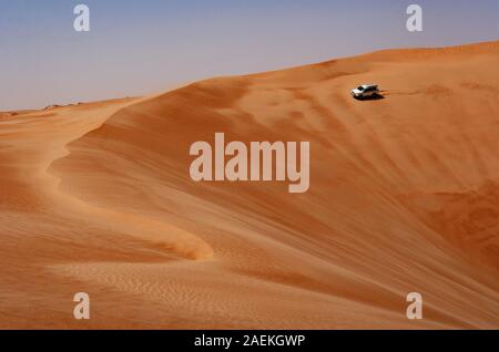 Véhicule hors route sur des disques durs, des dunes de sable du désert, safari dans le désert Wahiba Sands Rimal, Oman Banque D'Images