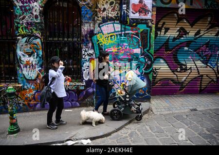 Deux femmes consultant dans le graffiti Hosier Lane, Mebourne, Victoria, Australie. Banque D'Images