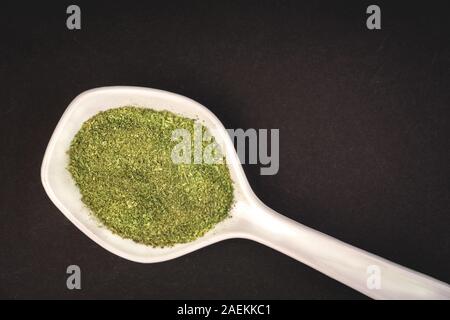 Ou kava kava kava Piper methysticum poudre en cuillère en céramique sur fond sombre Banque D'Images