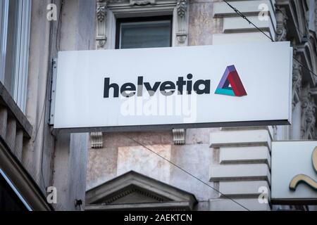 Vienne, Autriche - le 6 novembre 2019 : Helvetia Assurances logo en face de leur bureau de la Vienne. Helvetia Holding est une société suisse d'assurances et financiers S Banque D'Images