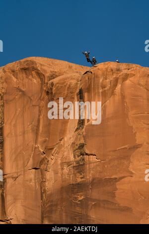 Un pas de géant vers le sommet de la face verticale de 400 pieds de la pierre tombale dans Kane Springs Canyon près de Moab, Utah. Banque D'Images