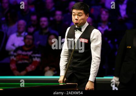 Beijing, la Grande-Bretagne. 8e déc, 2019. Ding Junhui de Chine réagit pendant le Snooker Championnat du Royaume-Uni 2019 match final avec Stephen Maguire d'Écosse à York, Angleterre, le 8 décembre 2019. Ding, China's top joueur de snooker, a décroché son troisième titre de champion de France après avoir battu Stephen Maguire 10-6 à York le 8 décembre. Credit : Ed Sykes/Xinhua/Alamy Live News Banque D'Images