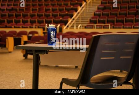 Storrs, CT USA. Oct 2019. Universty vide salle de conférence avec une bouteille d'eau perdu sur éducateurs table. Banque D'Images