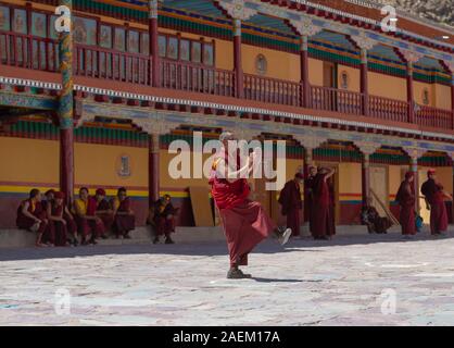 La pratique de moine dansant devant l'Hemis festival à Hemis monastère près de Leh, Ladakh, Inde, Asie Banque D'Images