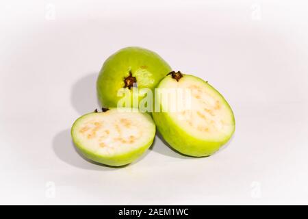 Groupe des fruits frais guva vert avec fond blanc Banque D'Images