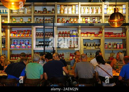 BELGRADE, SERBIE - 19 JUN 2019- Vue de la rue Kralja Petra Manufaktura sur restaurant au centre-ville de Belgrade, Serbie. Banque D'Images