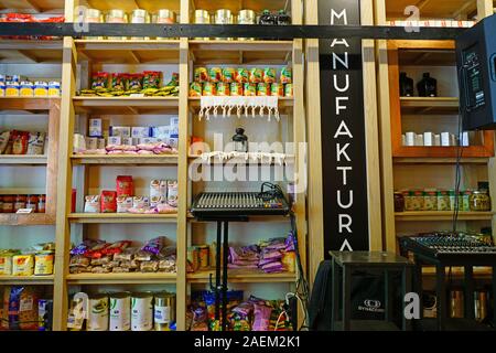 BELGRADE, SERBIE - 19 JUN 2019- Vue de la rue Kralja Petra Manufaktura sur restaurant au centre-ville de Belgrade, Serbie. Banque D'Images