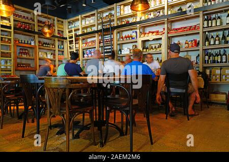 BELGRADE, SERBIE - 19 JUN 2019- Vue de la rue Kralja Petra Manufaktura sur restaurant au centre-ville de Belgrade, Serbie. Banque D'Images