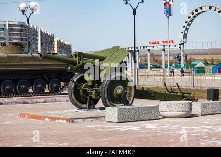 Moscow, Russie Kouznetsk - 05.03.2019 : de l'équipement militaire sur le monument en l'honneur de la mémoire de la guerre, des chars et d'armes à feu vert sur un été clair da Banque D'Images