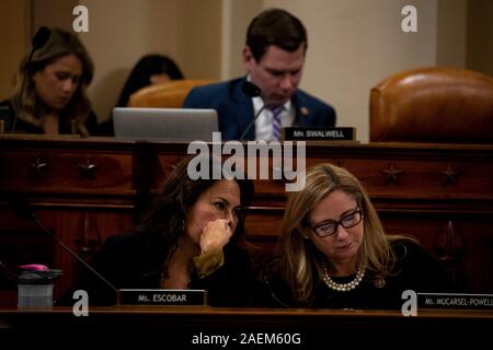 Washington, États-Unis d'Amérique. 09Th Dec, 2019. Représentant des États-Unis Veronica Escobar (démocrate du Texas), en bas à droite, parle avec les États-Unis représentant Debbie Mucarsel-Powell, en bas à gauche, à une accusation publique enquête avec le Comité judiciaire de la Chambre sur la colline du Capitole à Washington, DC, le 9 décembre 2019. Dans l'arrière-plan du haut représentant de l'US centre est Eric Swalwell (démocrate de Californie)Crédit : Anna Moneymaker/Piscine via CNP | Conditions de crédit dans le monde entier : dpa/Alamy Live News Banque D'Images