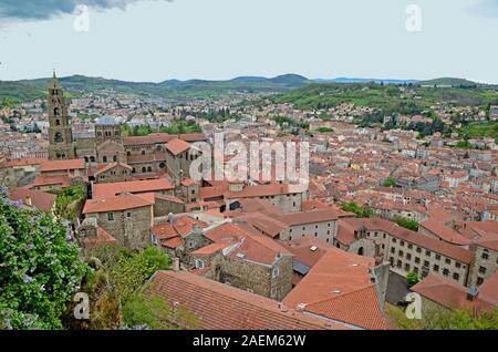 Cathédrale du Puy que l'on appelle parfois la cathédrale de Notre-Dame de l'Annonciation, est une église catholique située à Le Puy-en-Velay, Auverg Banque D'Images