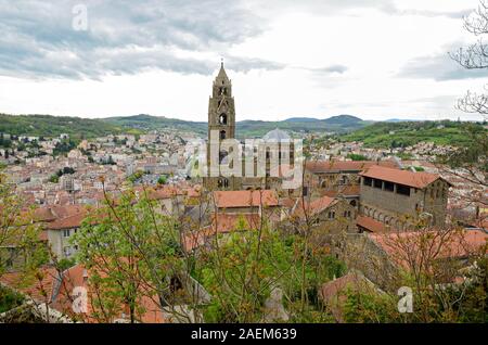 Cathédrale du Puy que l'on appelle parfois la cathédrale de Notre-Dame de l'Annonciation, est une église catholique située à Le Puy-en-Velay, Auverg Banque D'Images