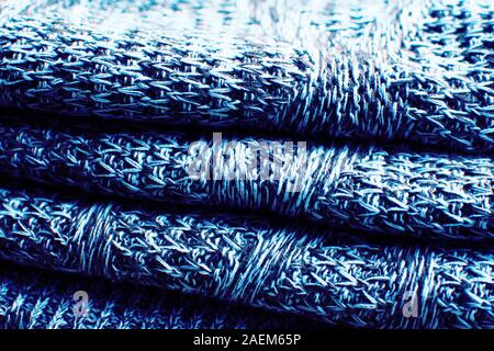 La texture de la laine tricot bleu tricot avec motif câble comme arrière-plan. Chandail tricoté. Couleur bleu classique de 2020. Banque D'Images