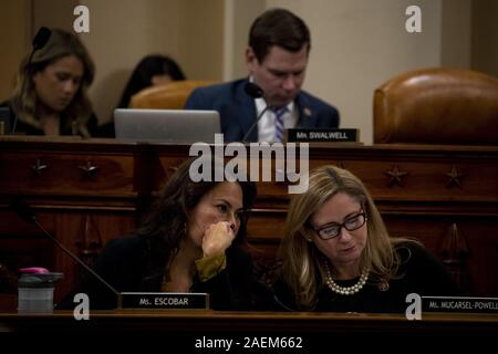Washington, District de Columbia, Etats-Unis. 9Th Mar, 2019. Représentant des États-Unis Veronica Escobar (démocrate du Texas), en bas à droite, parle avec les États-Unis représentant Debbie Mucarsel-Powell, en bas à gauche, à une accusation publique enquête avec le Comité judiciaire de la Chambre sur la colline du Capitole à Washington, DC, le 9 décembre 2019. Dans l'arrière-plan du haut représentant de l'US centre est Eric Swalwell (démocrate de Californie).Crédit : Anna Moneymaker/Piscine via CNP Crédit : Anna Moneymaker/CNP/ZUMA/Alamy Fil Live News Banque D'Images