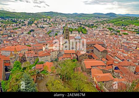 Cathédrale du Puy que l'on appelle parfois la cathédrale de Notre-Dame de l'Annonciation, est une église catholique située à Le Puy-en-Velay, Auverg Banque D'Images