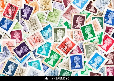 SEATTLE WASHINGTON - Le 5 décembre 2019 : contexte de la dispersion timbres de Grande Bretagne sur papier avec des portraits de la reine Elizabeth II. Banque D'Images