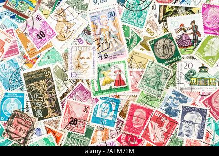 SEATTLE WASHINGTON - Le 5 décembre 2019 : timbres épars de l'Orient et de l'Allemagne de l'Ouest - républiques fédérales et démocratiques, de l'Est et l'ouest de l'Union. Banque D'Images