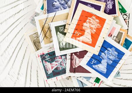 SEATTLE WASHINGTON - Le 5 décembre 2019 : timbres de Grande-bretagne close up avec copie espace. Banque D'Images