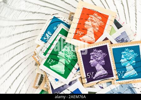 SEATTLE WASHINGTON - Le 5 décembre 2019 : timbres de Grande-bretagne close up. Banque D'Images