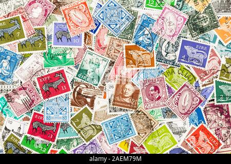 SEATTLE WASHINGTON - Le 5 décembre 2019 : contexte de la dispersion utilisé de timbres irlandais Eire, alias l'Irlande. Banque D'Images