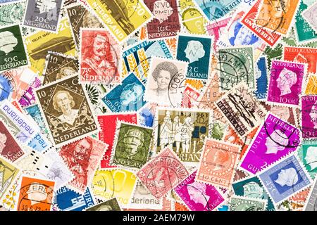 SEATTLE WASHINGTON - Le 5 décembre 2019 : contexte de la dispersion utilisé de timbres néerlandais Nederland AKA Pays-Bas et la Hollande. Banque D'Images