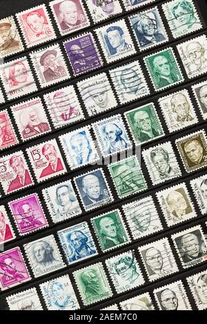SEATTLE WASHINGTON - Le 5 décembre 2019 : lignes d'utilisé United States stamps sur angle en stock livre. Avec l'affranchissement des portraits d'américains célèbres. Banque D'Images