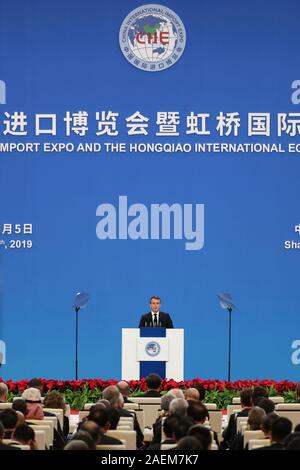 Le président français sortant Emmanuel Macron prononce un discours lors de la cérémonie d'ouverture de la deuxième internationale Chine Expo d'importation (CIEE) au niveau national Banque D'Images