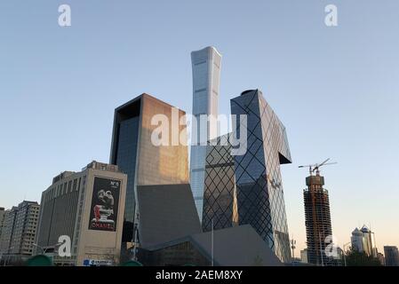 Huitième du monde et le quatrième plus haut bâtiment de Chine CITIC Tower, également connu sous le nom de Chine Zun, milieu, se dresse à l'échelle locale quartier central des affaires de Pékin, Banque D'Images