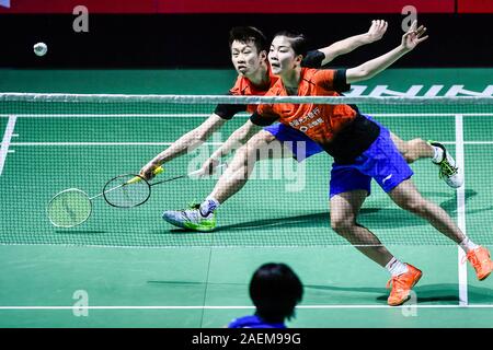 Xiaoyu Ren et Zhou Chaomin de Chine obtenir la balle contre Kouhei Gondou et Ayane Kurihara du Japon à la première série de double mixte de Fuzhou Chin Banque D'Images
