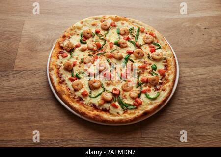 pizza aux crevettes avec légumes sur fond de bois Banque D'Images