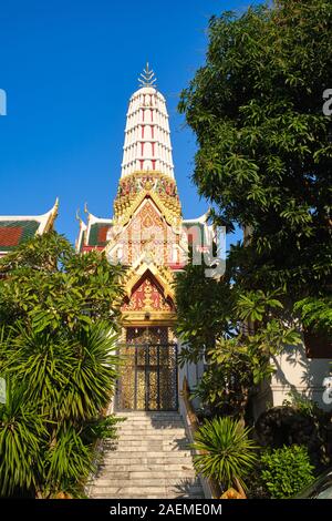 Le prang (tour de style temple cambodgien) de Chakrawat ou Wat Chakrawatrachawat Woramahawihan, dans Chinatown, Bangkok, Thaïlande Banque D'Images