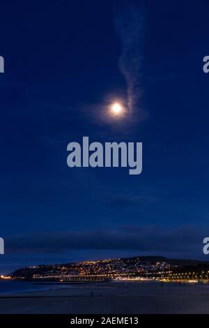 Plus de lune sur Colwyn Bay la côte nord du Pays de Galles Banque D'Images