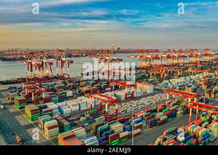 Une vue aérienne de colorful contenants entreposés à Qingdao Port dans la ville de Qingdao, province du Shandong en Chine de l'Est, 5 novembre 2019. *** *** Local Caption f Banque D'Images