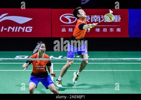 Xiaoyu Ren et Zhou Chaomin de Chine obtenir la balle contre Kouhei Gondou et Ayane Kurihara du Japon à la première série de double mixte de Fuzhou Chin Banque D'Images