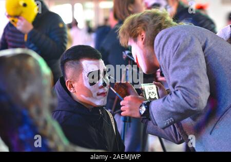 Une commode ne maquillage pour une personne dans une rue de la ville de Shenyang, au nord-est de la Chine, la province de Liaoning, 31 octobre 2019. Banque D'Images