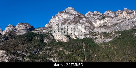 L'Anfo, Italie. Vue sur les montagnes sur le lac d'Idro de l'portique de la ville, une destination touristique pour les vacances au bord du lac. Banque D'Images