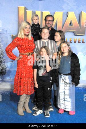 Hollywood, Californie, USA 9 Décembre 2019 L'actrice Tori Spelling, mari Dean McDermott et leurs enfants Beau Dean McDermott, Liam Aaron McDermott, Finn Davey McDermott, Stella Doreen McDermott et Hattie Margaret McDermott assister à Sony Pictures présente la première mondiale de 'Jumanji : Le prochain niveau" le 9 décembre 2019 au Théâtre chinois de Grauman à Hollywood, Californie, USA. Photo de Barry King/Alamy Live News Banque D'Images