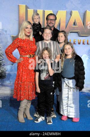 Hollywood, Californie, USA 9 Décembre 2019 L'actrice Tori Spelling, mari Dean McDermott et leurs enfants Beau Dean McDermott, Liam Aaron McDermott, Finn Davey McDermott, Stella Doreen McDermott et Hattie Margaret McDermott assister à Sony Pictures présente la première mondiale de 'Jumanji : Le prochain niveau" le 9 décembre 2019 au Théâtre chinois de Grauman à Hollywood, Californie, USA. Photo de Barry King/Alamy Live News Banque D'Images