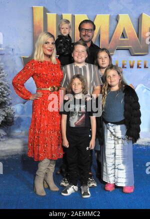 Hollywood, Californie, USA 9 Décembre 2019 L'actrice Tori Spelling, mari Dean McDermott et leurs enfants Beau Dean McDermott, Liam Aaron McDermott, Finn Davey McDermott, Stella Doreen McDermott et Hattie Margaret McDermott assister à Sony Pictures présente la première mondiale de 'Jumanji : Le prochain niveau" le 9 décembre 2019 au Théâtre chinois de Grauman à Hollywood, Californie, USA. Photo de Barry King/Alamy Live News Banque D'Images