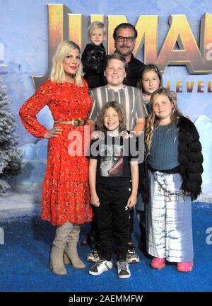 Hollywood, Californie, USA 9 Décembre 2019 L'actrice Tori Spelling, mari Dean McDermott et leurs enfants Beau Dean McDermott, Liam Aaron McDermott, Finn Davey McDermott, Stella Doreen McDermott et Hattie Margaret McDermott assister à Sony Pictures présente la première mondiale de 'Jumanji : Le prochain niveau" le 9 décembre 2019 au Théâtre chinois de Grauman à Hollywood, Californie, USA. Photo de Barry King/Alamy Live News Banque D'Images