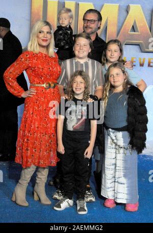 Hollywood, Californie, USA 9 Décembre 2019 L'actrice Tori Spelling, mari Dean McDermott et leurs enfants Beau Dean McDermott, Liam Aaron McDermott, Finn Davey McDermott, Stella Doreen McDermott et Hattie Margaret McDermott assister à Sony Pictures présente la première mondiale de 'Jumanji : Le prochain niveau" le 9 décembre 2019 au Théâtre chinois de Grauman à Hollywood, Californie, USA. Photo de Barry King/Alamy Live News Banque D'Images