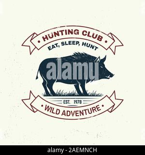 Club de chasse d'un insigne. Manger, dormir, chasser. Vector illustration. Concept pour chemise ou l'étiquette, d'impression, de timbre, d'un insigne, tee. Typographie vintage design avec silhouette de sanglier. Emblème de hunt club aventure de plein air Illustration de Vecteur