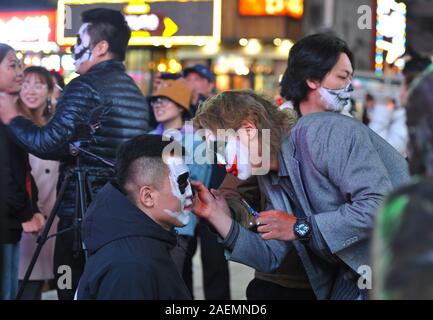 Une commode ne maquillage pour une personne dans une rue de la ville de Shenyang, au nord-est de la Chine, la province de Liaoning, 31 octobre 2019. Banque D'Images