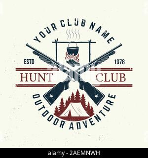 Club de chasse. Vecteur. Concept pour chemise, l'étiquette, d'impression, de timbres ou de pièce en t. Typographie vintage design avec fusil de chasse, pot au feu, tente de camping et de la forêt d'ossature. Emblème de hunt club aventure de plein air Illustration de Vecteur