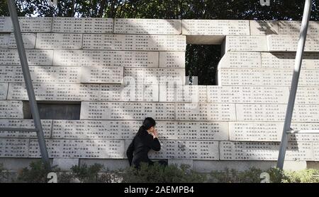 Les bénévoles d'universités locales retrouver les noms de victimes, qui ont été tués par les soldats japonais durant le massacre de Nanjing dans les Première Guerre mondiale Banque D'Images