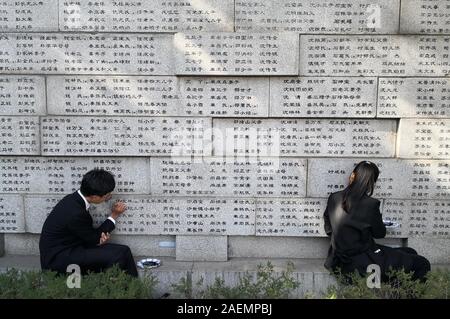 Les bénévoles d'universités locales retrouver les noms de victimes, qui ont été tués par les soldats japonais durant le massacre de Nanjing dans les Première Guerre mondiale Banque D'Images