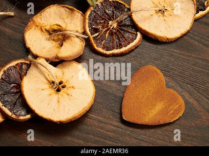 Décoration faite à la main à partir de fruits secs sur un fond en bois sombre avec copie espace. Vue d'en haut. Banque D'Images