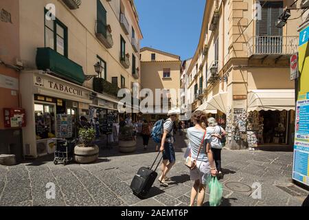 Sorrento, Italie - 12 juin 2017 : les touristes sur l'un des rues dans le centre de Sorrento. Campania, Italie Banque D'Images